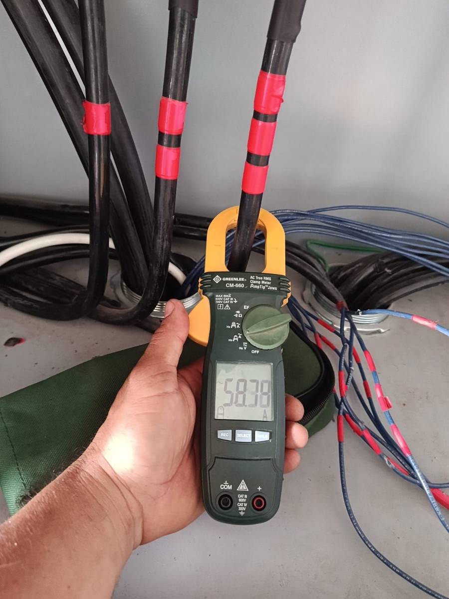 Ingeniero midiendo corriente con pinza amperimétrica