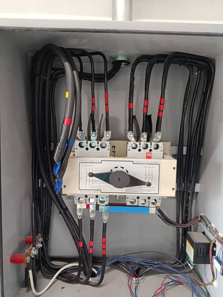 Tablero de transferencia automática instalado por EISA