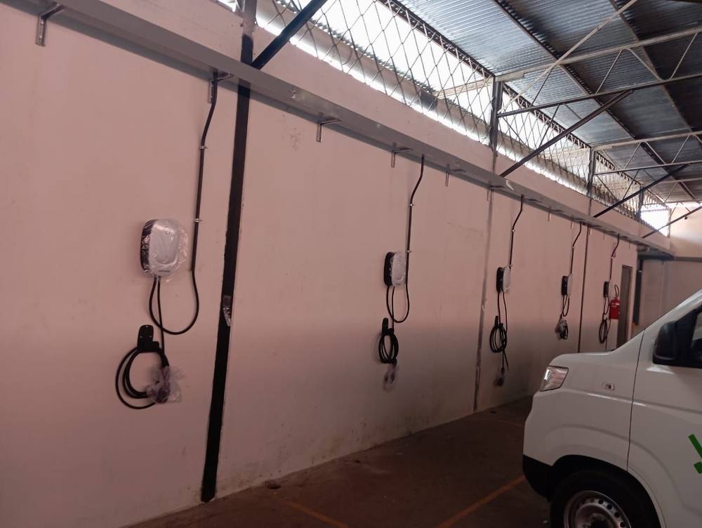 Cargadores para vehículos eléctricos instalados en la flota de Aeropost Guatemala
