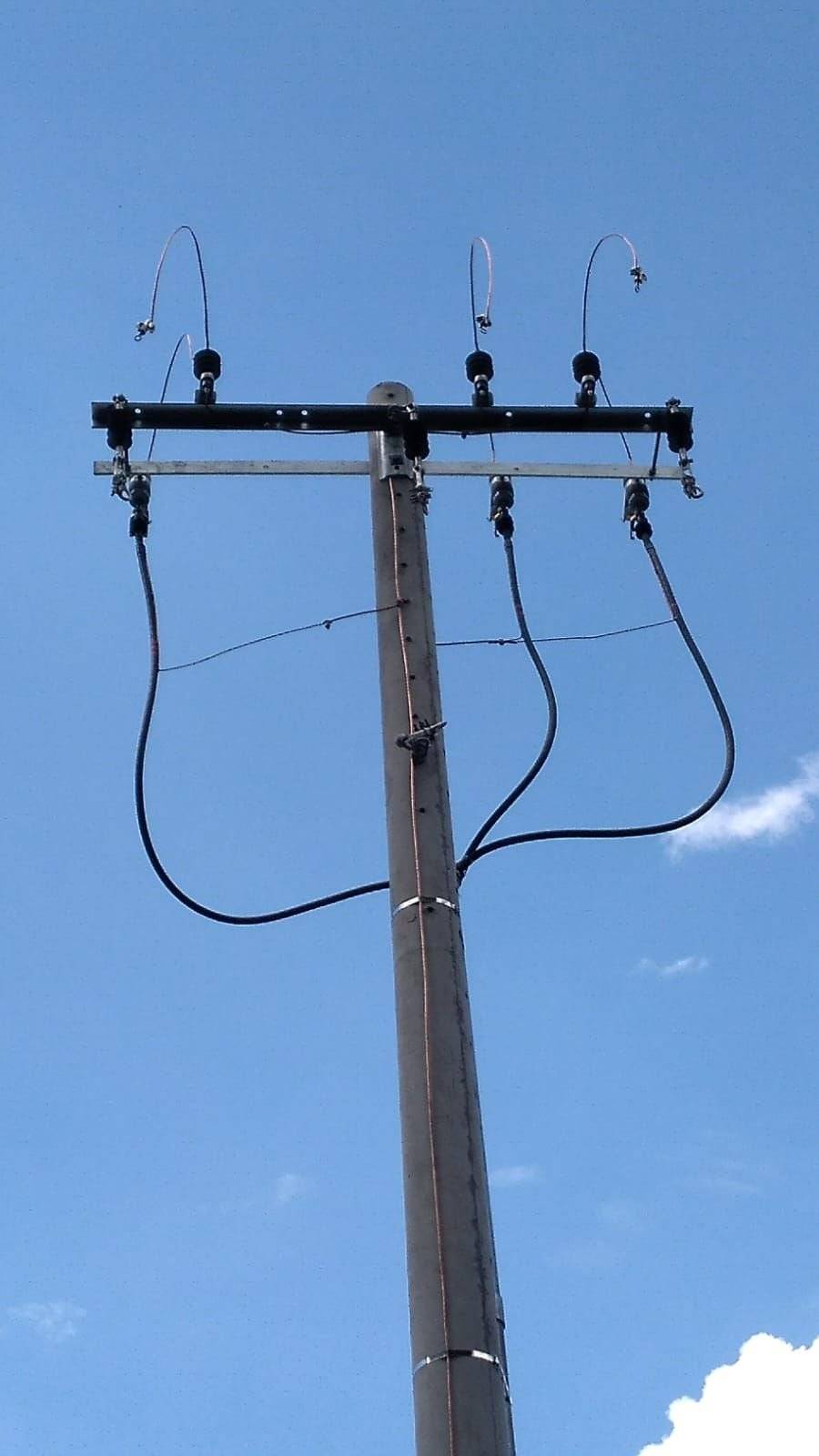 Estructura de media tensión con cielo azul