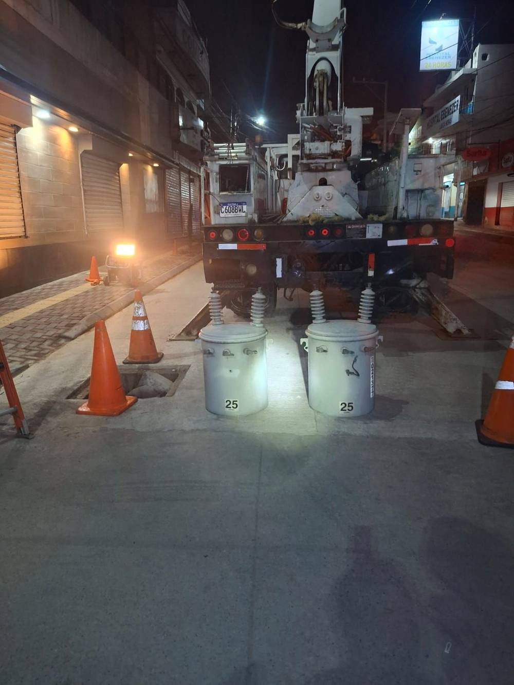 Camión canasta en trabajo nocturno