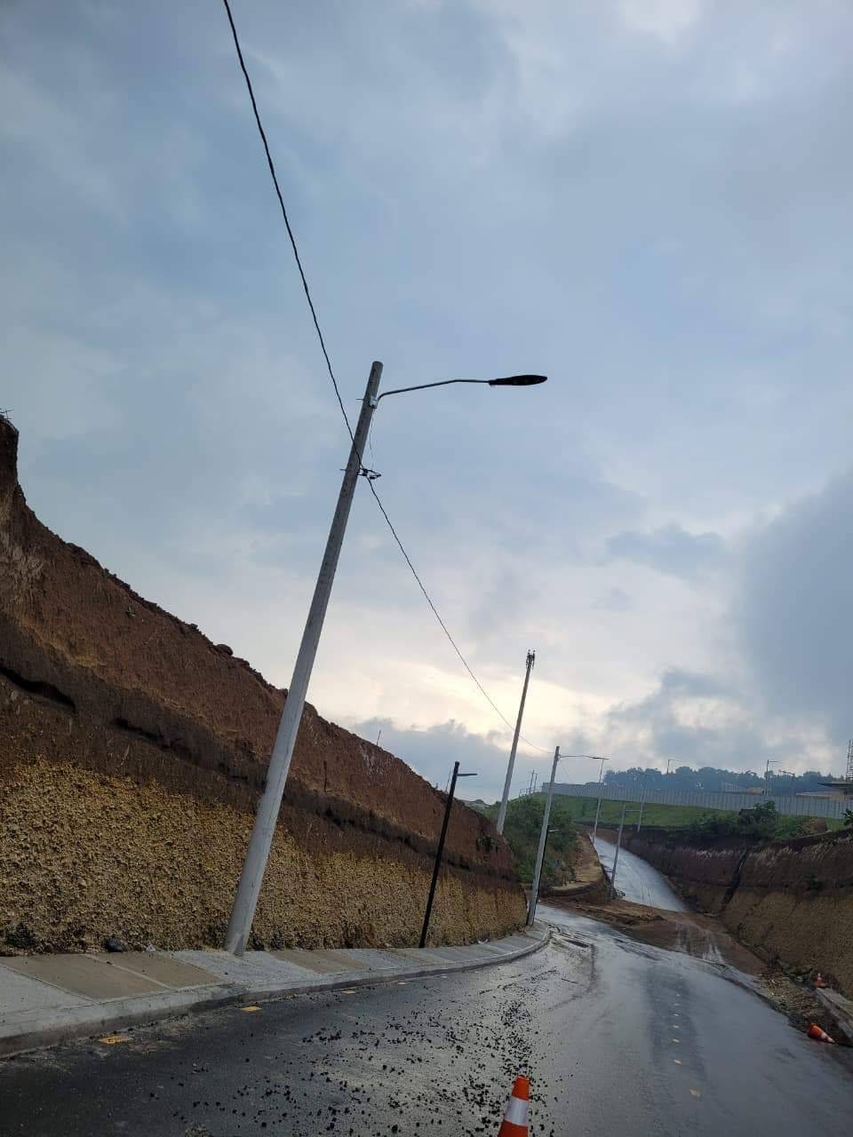 Postes de alumbrado en vía de acceso