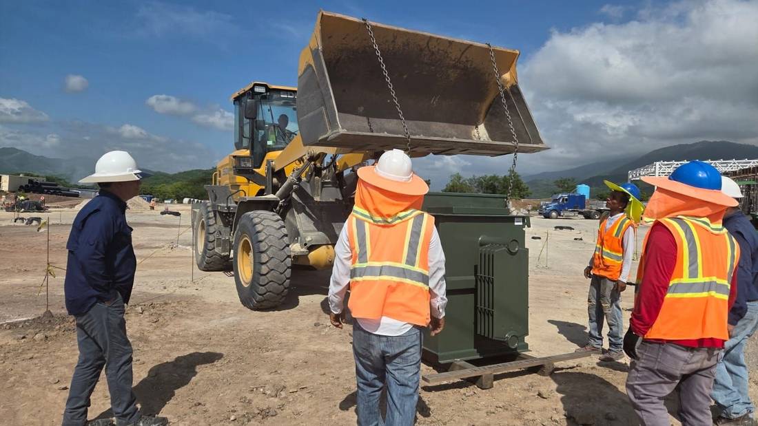 Cuadrilla de EISA y cargador frontal montando un transformador