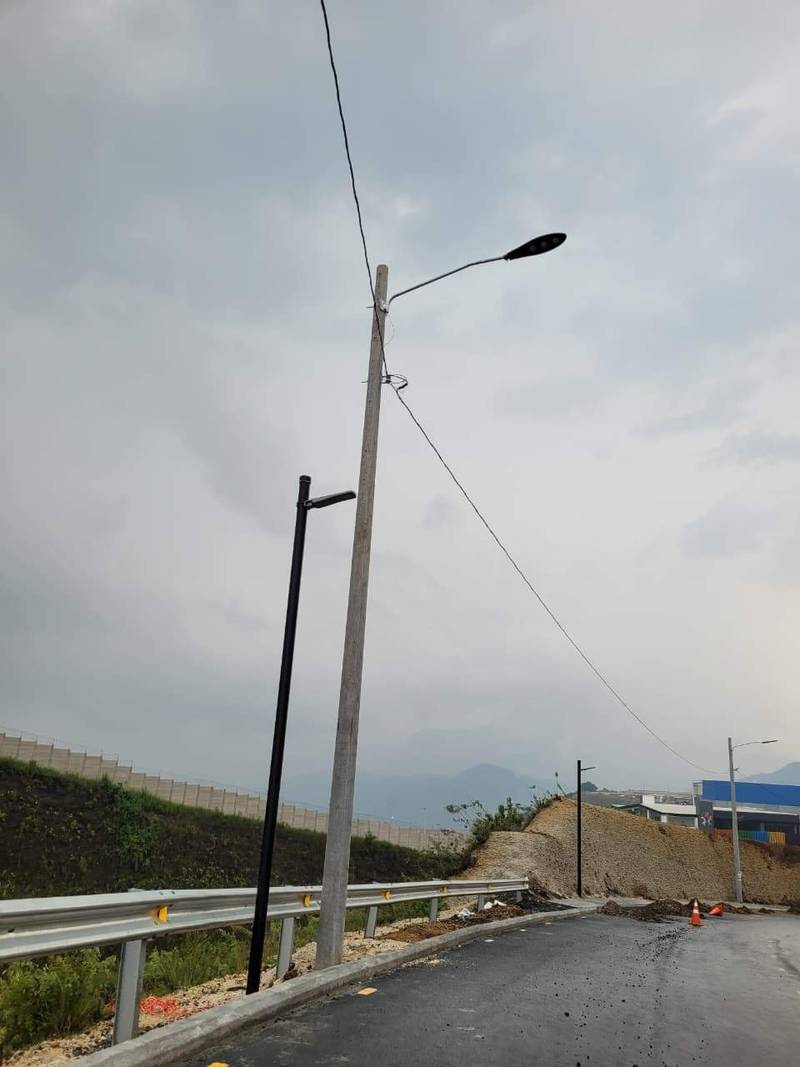 Postes de alumbrado en vía de acceso