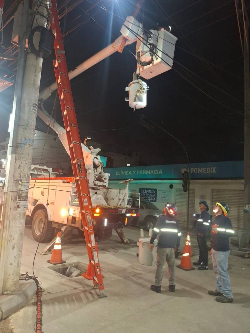 Trabajos nocturnos con camión canasta